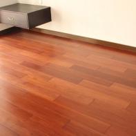 客厅装修是木地板还是瓷砖好？